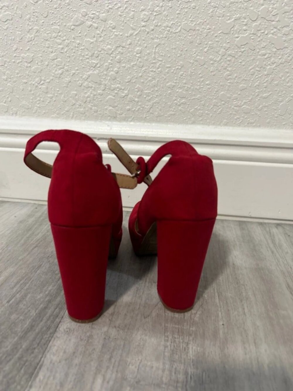 Red heels - Picture 4 of 5